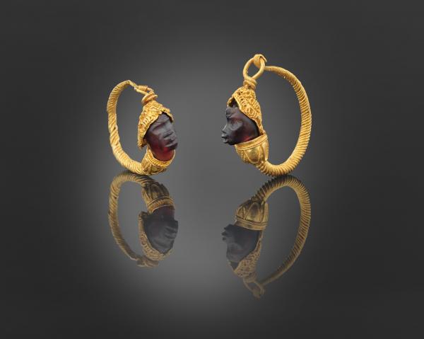 Gold earrings with inset heads of an African man and an African woman, made of semi-precious stones from the excavations of the Thessaloniki Metro ©EFAPOTH