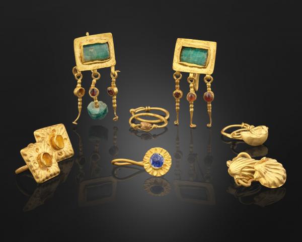 Composition of gold jewellery from the excavations of the Thessaloniki Metro ©EFAPOTH