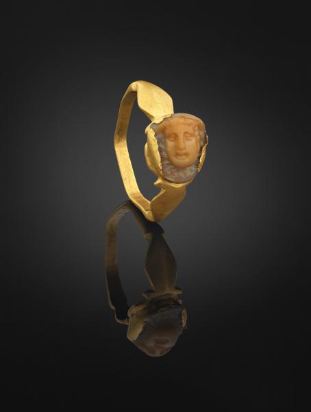 Gold wreath with semi-precious stone in the bezel which portrays Medusa's head in relief from the excavations of the Thessaloniki Metro ©EFAPOTH