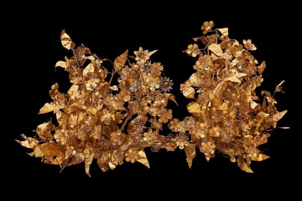 Gold myrtle wreath with rich floral decoration. Archaeological Museum of Thessaloniki. ©AMTH