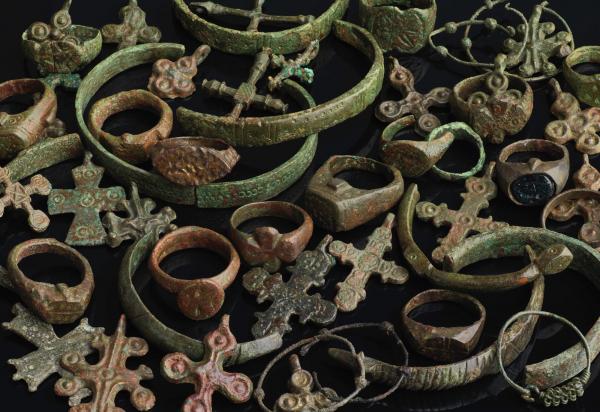 Bronze pectoral crosses, earrings, bracelets and rings from the mid-Byzantine period  from the excavations of Thessaloniki Metro ©EFAPOTH