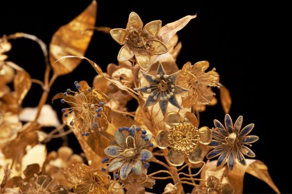 Detail of gold myrtle wreath with rich floral decoration. Archaeological Museum of Thessaloniki. ©AMTH